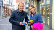 Björn Freitag (l) und Tamina Kallert kurz vor ihrem Bächleboot-Wettrennen in der Altstadt Freiburgs. Björn Freitag (l) und Tamina Kallert kurz vor ihrem Bächleboot-Wettrennen in der Altstadt Freiburgs.