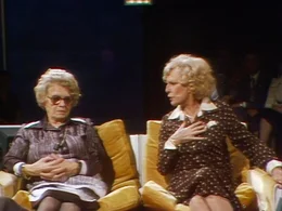 Leni Riefenstahl zu Gast in der WDR-Talkshow &bdquo;Je sp&auml;ter der Abend&ldquo; (1976), neben Gewerkschafterin Elfriede Kretschmer.