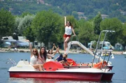 Luna, Serena, Kaya, Jolina und Natalie (v.l.n.r.) auf Tretbooten am Gardasee. Luna, Serena, Kaya, Jolina und Natalie (v.l.n.r.) auf Tretbooten am Gardasee.