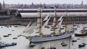 Luftaufnahme der Ankunft des Mautschiffs &bdquo;Amsterdam&ldquo; w&auml;hrend der Sail 2025, im Hintergrund der Amsterdamer Hauptbahnhof.