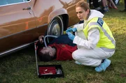 Pathologin Gina (Cristina Serban Ionda) ermittelt die Todesursache von Charlie Baxter (Chris Hobbs). Pathologin Gina (Cristina Serban Ionda) ermittelt die Todesursache von Charlie Baxter (Chris Hobbs).