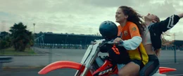Julia (Julie Ledru, links) und Oph&eacute;lie (Antonia Buresi, rechts) genie&szlig;en ihre Freiheit beim Motorradfahren.