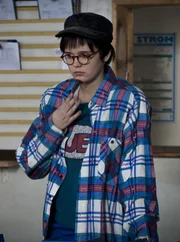 Feli (Sabrina Wollweber) erhielt nur als ‚Felix‘ in einer Kfz-Werkstatt ein Praktikum. Nun tritt sie von einem Fettnapf ins nächste. Feli (Sabrina Wollweber) erhielt nur als ‚Felix‘ in einer Kfz-Werkstatt ein Praktikum. Nun tritt sie von einem Fettnapf ins nächste.