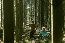 Marta (Susanne Wolff) mit ihrem Sohn Nathan (Elia Gezer).
