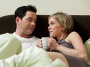 Philipp Brentano (Thomas Koch) wacht neben seiner neuen Freundin Carola Cleven (Anna Kubin) auf. Carola versucht Philipp mit einem Kaffee zu bestechen. Er soll auf ihre Examensfeier kommen, doch Philipp ist ein wenig unwohl bei der Sache. Philipp Brentano (Thomas Koch) wacht neben seiner neuen Freundin Carola Cleven (Anna Kubin) auf. Carola versucht Philipp mit einem Kaffee zu bestechen. Er soll auf ihre Examensfeier kommen, doch Philipp ist ein wenig unwohl bei der Sache.