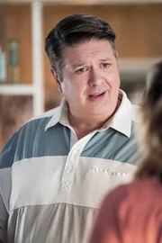 Lance Barber (George Cooper Sr.).