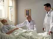 Als Oberschwester Ingrid (Jutta Kammann, links) aus der Narkose aufwacht, spürt sie ihre Beine nicht. Auch Prof. Simoni (Dieter Bellmann, Mitte) beunruhigt dieser Zustand. Dr. Brentano versucht beide zu beruhigen und bittet sie um Geduld, doch auch er weiß, dass die Operation äußerst riskant war. Als Oberschwester Ingrid (Jutta Kammann, links) aus der Narkose aufwacht, spürt sie ihre Beine nicht. Auch Prof. Simoni (Dieter Bellmann, Mitte) beunruhigt dieser Zustand. Dr. Brentano versucht beide zu beruhigen und bittet sie um Geduld, doch auch er weiß, dass die Operation äußerst riskant war.