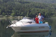 Moderatorin Conny Buergler mit Aufsichtsfischer Peter Zwander am Keutschacher See Moderatorin Conny Buergler mit Aufsichtsfischer Peter Zwander am Keutschacher See