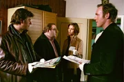 Jupp (Uwe Fellensiek, l.), Falk (Dirk Martens, r.) und Chefin Gesine Westfahl (Carin C. Tietze, 2.v.r.) wundern sich, warum ausgerechnet "Aktenlurch" Achim Pohl (Gustav-Peter W&ouml;hler, 2.v.l.) nachts allein eine Ermittlung &uuml;bernommen hat...