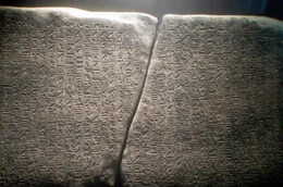 Die monumentale Autobiografie des in der Sakkara-W&uuml;ste beigesetzten Mannes ist identisch mit jener, die auch im Grab des Wesirs Ouni gefunden wurde &ndash; allerdings am anderen Ende &Auml;gyptens, in Abydos.