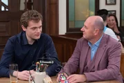Philipp (Philipp Schneider, KLD, links) ist ungl&uuml;cklich, dass er nun die Konzertkarten gegen das Essen mit Hubert (Bernhard Ulrich, rechts) eintauschen muss.