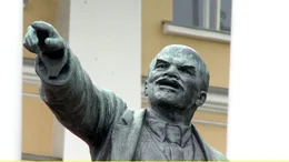 Leninstatue vor dem Smolny.