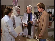 Steve (Barry Van Dyke, r.), Jesse (Charlie Schlatter, l.) und Mark (Dick Van Dyke, 2.v.r.) versuchen, von der ehemaligen Krankenschwester Patricia (Eileen Seeley) Informationen &uuml;ber den Geiselnehmer zu erhalten.