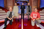 Moderator Kai Pflaume (M.) und seine Rateteam-Kapit&auml;ne Bernhard Ho&euml;cker (l.) und Elton (r.) begr&uuml;&szlig;en in dieser Sendung die Schauspielerin Janina Uhse (2.v.l.) und den Schauspieler Christoph Maria Herbst (2.v.r.).