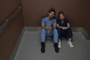 Dr. Andrew DeLuca (Giacomo Gianniotti, l.); Dr. Meredith Grey (Ellen Pompeo, r.)