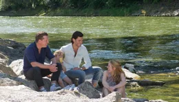 Von links: Martin (Florian Panzer), Serge (Vladimir Korneev) und Jackie (Paula Kalenberg) erleben eine "M&eacute;nage-&agrave;-trois".