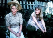 Olivia (Michael Learned, l.) und ihre Schwiegertochter Cindy (Leslie Winston, r.) bei der Gartenarbeit.