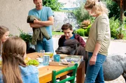 Sogar am Esstisch wird Jan (Guiliano Marieni) das anh&auml;ngliche Zwergpony Fridolin nicht mehr los. Petra (Jana Reinermann), Paulina (Tabea Hug), Lucy und Martin (Sebastian Achilles) finden das sichtlich lustiger als Jan!