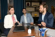 Matilda (Anna-Katharina Fecher) kann sich nicht auf die Arbeit konzentrieren. Sie ist in Gedanken bei Erik. In der Mitte Nihat (Timur &Uuml;lker), rechts Julian (Onno Bu&szlig;).