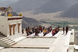 Drukpa Nonnen bei einer Kung-Fu-Stunde f&uuml;r M&auml;dchen aus Leh, Ladakh und D&ouml;rfern in der Umgebung.