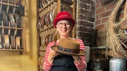 Modistin Elke Tombers mit dem handgefertigten Fedora-Hut.