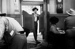 Deputy Harvey Pell (Lloyd Bridges) betritt den Saloon.