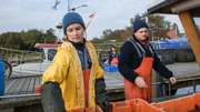 Ole (David Simon) und Marie (Cornelia Gr&ouml;schel) schuften auf dem Kutter.