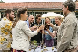 Chris (Oliver Wnuk, M.); Franziska (Stefanie Stappenbeck, 3.v.r.); Suse (Mira Bartuschek, 2.v.r.); Jens (Steffen Groth, r.)