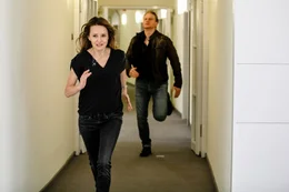 Franziska (Stefanie Stappenbeck, l.); Peer (Lucas Prisor, r.)