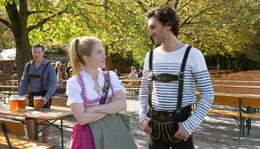 Martin (Florian Panzer, links) beobachtet, wie Jackie (Paula Kalenberg) mit Serge (Vladimir Korneev) flirtet.