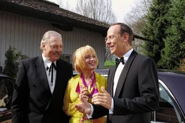 Lydia (Sonja Kirchberger, M.) und Vincent Lufft (Moritz Lindbergh, r.) begr&uuml;&szlig;en Richard Henderson (Stacy Keach, l.) auf ihrer Sommerparty.