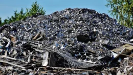 Bildunterschrift: Dank modernster Sortiermaschinen ausgestattet mit Infrarot-Sensoren und Magneten lassen sich heute j&auml;hrlich bis zu 150 Millionen Tonnen Altmetall recyceln.