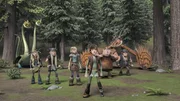 "Dragons - Die Reiter von Berk", "Drachengroll." Unter der Erde lebt ein riesiger Drache namens Fl&uuml;sternder Tod. Er ist schlecht auf Ohnezahn zu sprechen. Auch Hicks Flugdrachen hat noch eine Rechnung mit Fl&uuml;stender Tod offen, weshalb es schlie&szlig;lich zu einem Kr&auml;ftemessen zwischen den beiden Kontrahenten kommt. Ohne Hicks Hilfe sind Ohnezahns Chancen, als Sieger vom Platz zu gehen, allerdings verschwindend gering. Er droht, in sein Verderben zu rennen.