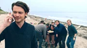 Alex (Sebastian Fr&auml;sdorf) wird von Fred (Uwe Rohde, im Rollstuhl), L&uuml;thi (Juri Senft, 4. v. re.), Ole (David Simon, 2. v. re.), Marie (Cornelia Gr&ouml;schel, re.) und den anderen zu seinem Geburtstag &uuml;berrascht.