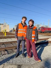 Esther und Lokf&uuml;hrer Tim am Verschiebebahnhof in Wien.