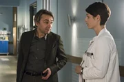 Ausgerechnet bei Theresa (Katharina Nesytowa, r.) wird Uwe Kemke (Alexander Lutz, l.) seine Sorgen los. Ausgerechnet bei Theresa (Katharina Nesytowa, r.) wird Uwe Kemke (Alexander Lutz, l.) seine Sorgen los.