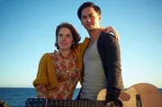 Der leichtlebige Sebastian (Tim Oliver Schultz) und die Krankenpflegerin Mia (Paula Kalenberg) sind ein ungleiches Paar.