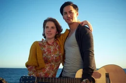 Der leichtlebige Sebastian (Tim Oliver Schultz) und die Krankenpflegerin Mia (Paula Kalenberg) sind ein ungleiches Paar.