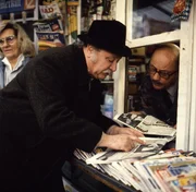 Meister Eder (Gustl Bayrhammer) beim Kioskverkäufer (Bruno W. Pantel). Meister Eder (Gustl Bayrhammer) beim Kioskverkäufer (Bruno W. Pantel).