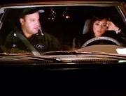 Da Doug (Kevin James) momentan keinen Führerschein mehr hat, ist er auf Carrie (Leah Remini) als Fahrerin angewiesen. Da Doug (Kevin James) momentan keinen Führerschein mehr hat, ist er auf Carrie (Leah Remini) als Fahrerin angewiesen.