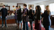 Alex (Sebastian Fr&auml;sdorf) begr&uuml;&szlig;t die Damen f&uuml;rs Dating (v. l. n. r.): Tina (Melanie Struve), Julie (Ulla Schiedewitz), Natalie (Johanna May), Lena (Sara Luise Krutein), Leonie (Lena Steisslinger) und Sara (Assunta Giordano)