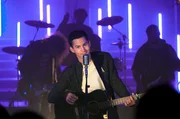 Der &bdquo;Song for Mia&ldquo; schl&auml;gt ein: Das Publikum ist von Sebastians (Tim Oliver Schultz) Auftritt begeistert.