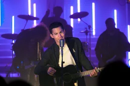 Der &bdquo;Song for Mia&ldquo; schl&auml;gt ein: Das Publikum ist von Sebastians (Tim Oliver Schultz) Auftritt begeistert.