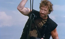 McCoy (Chuck Norris) und Cota werden an Seilen vom Helikopter hochgezogen, doch Cotas Seil rei&szlig;t und er st&uuml;rzt ab.