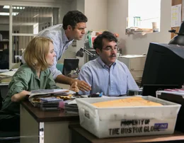 Bei ihren Nachforschungen zum Thema "Kindesmissbrauch in der Bostoner Kirchengemeinde" sto&szlig;en Sacha (Rachel McAdams, l.), Mike (Mark Ruffalo, M.) und Matt (Brian d'Arcy James, r.) immer wieder auf Einbahnstra&szlig;en, denn niemand scheint etwas dar&uuml;ber zu wissen. Oder will einfach niemand reden?