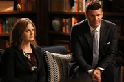 Brennan (Emily Deschanel, l.); Booth (David Boreanaz, r.) Brennan (Emily Deschanel, l.); Booth (David Boreanaz, r.)
