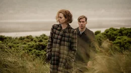Margaret (Freya Mavor), Bert Trautmann (David Kross)
