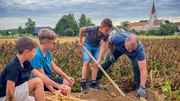 Bei der „Erpfi-Ernte“ im Waldviertel packen alle mit an: Samuel, Michael und Luis helfen Dietmar bei der Erdäpfelernte. Bei der „Erpfi-Ernte“ im Waldviertel packen alle mit an: Samuel, Michael und Luis helfen Dietmar bei der Erdäpfelernte.
