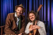 Kabarettist Maxi Schafroth und Gitarrist Markus Schalk (von links).
