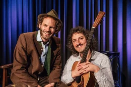 Kabarettist Maxi Schafroth und Gitarrist Markus Schalk (von links).